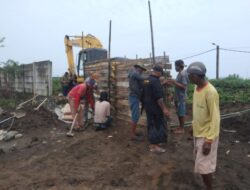 Lakukan Penyerobotan Lahan, Warga Tutup Pembangunan Tambak Gunakan Sak-Sak Bambu