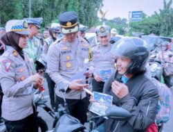 Bagikan Helm Gratis, Kapolres Situbondo Harapkan Masyarakat Tertib Berlalu Lintas