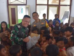 Kapolres Bersama Dandim 0822 Bondowoso Berikan Bantuan Peralatan Sekolah Siswa Korban Banjir Ijen