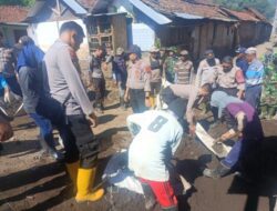 Pasca Banjir Bandang Ijen, Polisi Bersama TNI dan Warga Bangun Jembatan 