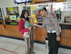 Satlantas Polres Situbondo Bagikan Brosur Tertib Lalu Lintas dan Coklat untuk Wajib Pajak dan Pemohon SIM