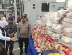 Forkopimda Jawa Timur Distribusikan Bahan Pokok ke Pulau Masalembu