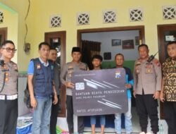 Kapolres Pasuruan Memberikan Biaya Pendidikan ke Korban Pengeroyokan 