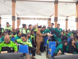 Bentuk Apresiasi, Pemkab Situbondo Berikan Paket Sembako Kepada 524 Petugas Kebersihan