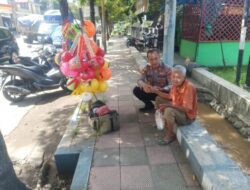 Kapolsek Situbondo Kota Berbagi Rejeki Dengan Kakek Penjual Balon