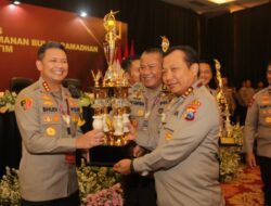 Kapolda Jatim Beri Penghargaan Kepada Kapolres dan Anggota yang Berprestasi