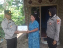 Wujud Kepedulian Terhadap Sesama, Kapolsek Besuki Berikan Bantuan Paket Sembako