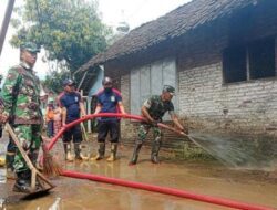 Aksi Terjun Langsung Anggota Posramil 0822/02 Binakal, Pasca Bencana Banjir Bandang