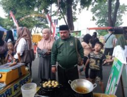 Calon Legislatif Partai Bulan Bintang Berburu Menu Buka Puasa di Pasar Takjil Setro Penganten