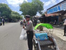 Sambil Patroli, Samapta Polres Situbondo Berbagi Nasi Bungkus Gratis
