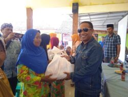 Bupati Situbondo Bagikan 100 Paket Sembako Kepada Enam Desa