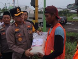 Kapolresta Banyuwangi Distribusikan Bansos Untuk Masyarakat Pinggiran