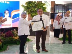 Penghargaan di Berikan Bupati Situbondo Kepada Puluhan Kades Lunas PBB