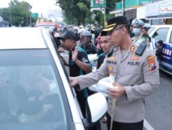 Kapolres Situbondo Gandeng Komunitas IPCI Bagi-Bagi Takjil di Jalan PB Sudirman