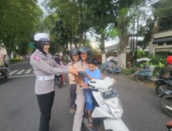 Berkah Ramadhan, Sat Lantas Polres Bondowoso Bagi-Bagi Takjil dan Nasi Kotak