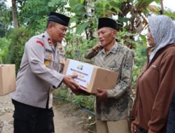 Polres Trenggalek Laksanakan Patroli Wilayah Sambil Berbagi Sembako