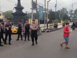 Ramadhan Penuh Berkah, Sat Samapta Polres Bondowoso Bagi-bagi Takjil