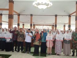 Berikut Pesan Bupati Situbondo Saat Berikan Insentif Kepada Kader Posyandu