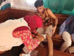 Petugas Pospam Maesan Membantu Mengevakuasi Korban Laka