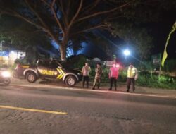 Personil TNI Polri Jaga Lokasi Rawan Kecelakaan Dijalan Raya Hutan Baluran Situbondo