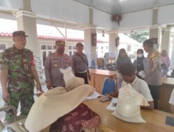 Kapolsek Besuki Bersama Babinsa Melakukan Pengamanan Penyaluran Bantuan Pangan Pemerintah