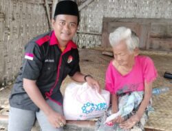 Media Mitra Bangsa Bersama PLN UP3 Pamekasan Bagikan Bansos Kepada Kaum Dhuafa