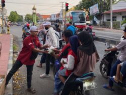 Jelang Berbuka, BEM FH UNARS Bagi-Bagi Takjil Bagi Para Pengendara