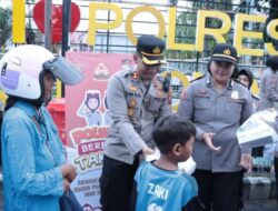 Kapolres Situbondo Bersama Polwan Bagi-Bagi Takjil Kepada Pengguna Jalan