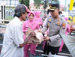 Polres Situbondo Bersama Bhayangkari Gandeng Komunitas Bagi-Bagi Takjil