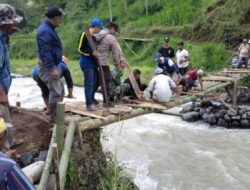 Salut, Sinergitas TNI Polri Situbondo Bantu Warga Perbaiki Jembatan Rusak Akibat Banjir