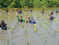Polres Gresik Tanam Pohon Mangrove Saat Peringati Hari Bumi Duni