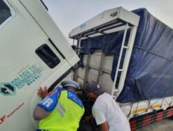 Salut, Anggota PJR Polda Jatim Jadi Montir Dadakan Saat Ada Truk Mogok di Tol