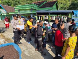 Unik, Anggota Polsek Jogorogo Patroli Sambil Berbagi Sayuran dan Lauk Gratis Untuk Warga