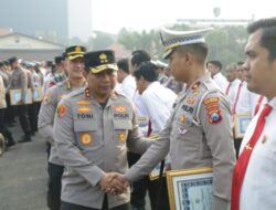 Kapolda Jatim Beri Penghargaan Kepada 59 Personel Polda dan Polres Yang Berprestasi