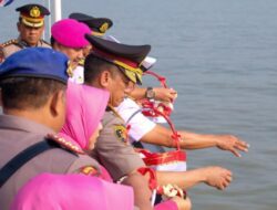 Peringati Hari Bhayangkara ke – 77 Wakapolda Jatim Pimpin Tabur Bunga di Laut Jawa