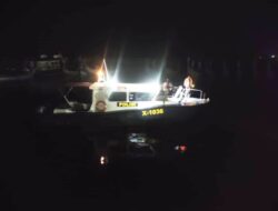 Kapal Dihantam Ombak, 3 ABK Berhasil di Evakuasi Gabungan Satpolairud Dan Tim SAR