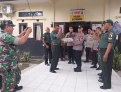 Meriahkan Hari Bhayangkara Ke-77, Danramil 0823/01 Datangi Kapolsek Situbondo Kota Bawa 2 Nasi Tumpeng