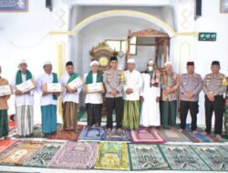 Jumat Curhat, Polres Situbondo Gelar Bhakti Kesehatan dan Beri Bantuan Sembako di Desa Banyuputih