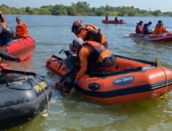 Polres Lamongan Bersama Tim SAR Berhasil Evakuasi Tiga Korban Perahu Tenggelam di Bengawan Solo