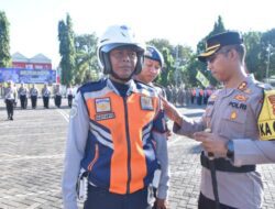 Kapolres Situbondo Sematkan Pita Tanda Dimulainya Operasi Patuh Semeru 2023