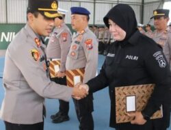 Wujud Apresiasi Terhadap Anggota Berprestasi, Kapolres Sumenep Berikan Piagam Penghargaan