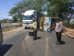 Truk Bermuatan Kayu Mengalami Kecelakaan Tunggal di Desa Curah Kalak Situbondo