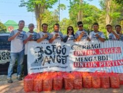 Komunitas Sego Anget Bondowoso Bagikan Ribuan Nasi Kotak