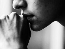 Tersembunyi dalam Angan: “Cinta yang Tak Tersampaikan”