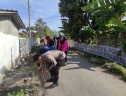 Menjelang Musim Penghujan, Polsek Jangkar Laksanakan Giat Bersih-Bersih Saluran Drainase
