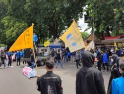 Ratusan Mahasiswa PMII Gelar Aksi Demo di Gedung DPRD Situbondo, Pertanyakan Tambang Ilegal