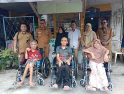 Pj Bupati Bondowoso Serahkan Bantuan Kursi Roda Kepada Masyarakat