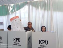 Pj Bupati Bondowoso dan Keluarga Melaksanakan Hak Pilih di TPS 07 Kelurahan Kademangan