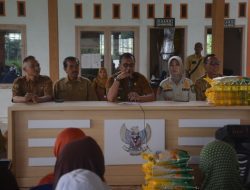 Untuk Membantu Warga, Pj Bupati Bondowoso Tinjau Pasar Murah di Dua Desa