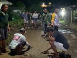 Warga Gambangan Perbaiki Jalan Yang Berlubang